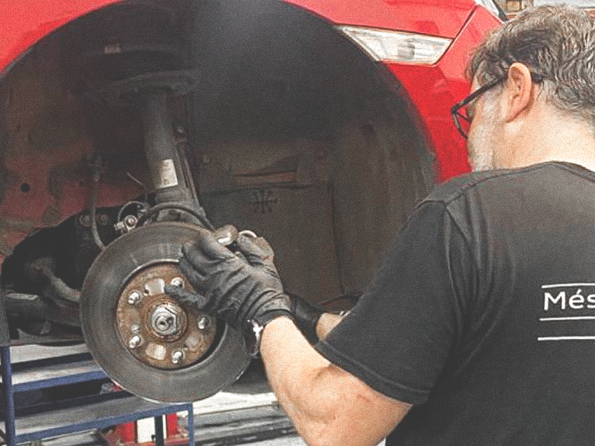 Mecanico arreglando rueda coche